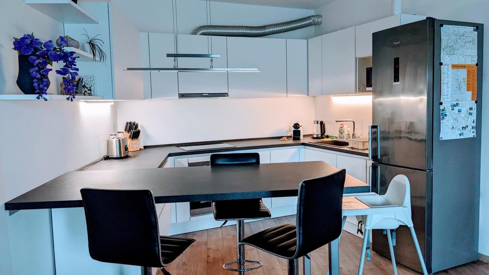 E2 Luxury Oldtown Apt - 2X Parking, Foodstore, Pcscreen, Netflix, Unlimited Music, Crib, Babychair, Fastwifi, Aircon Košice Exterior foto